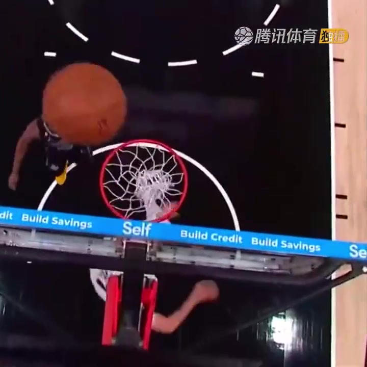 罕見一幕！努爾基奇拋投 球神奇停在籃板上沿 看呆凱爾登?。ㄅ瑺柣婕\）