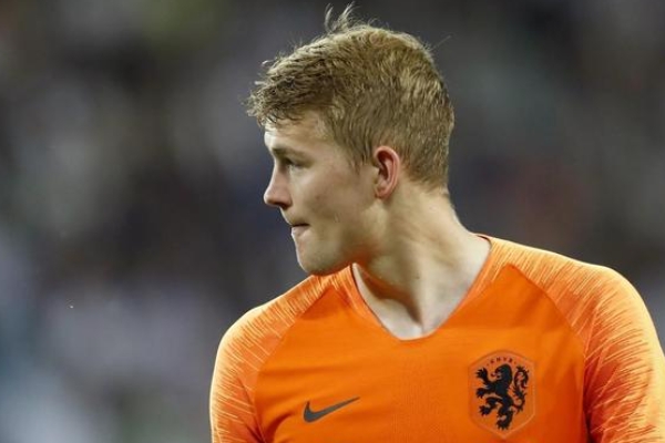 德弗里踢什么位置？